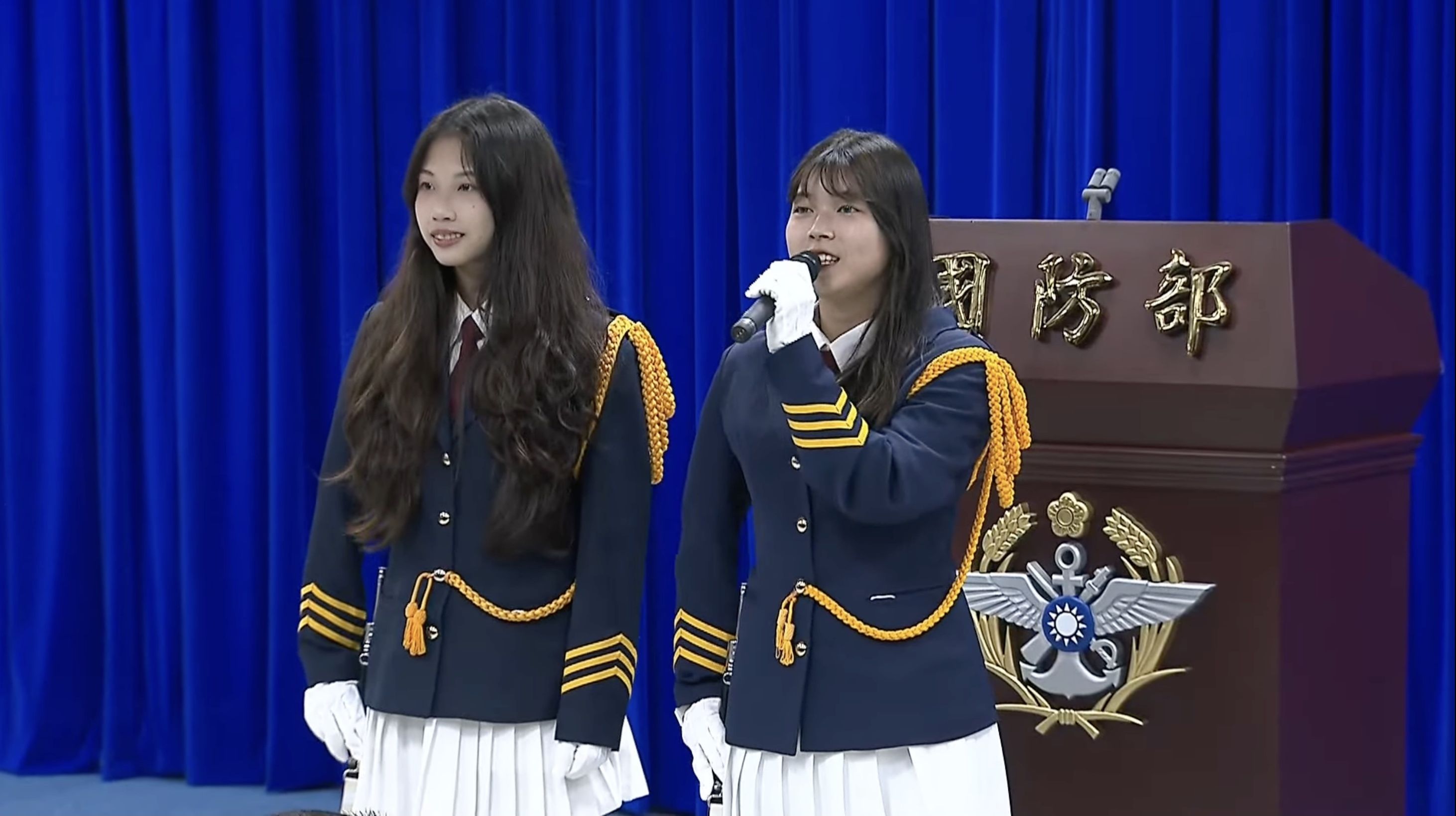 鶯歌工商兩位儀隊代表27日在國防部記者會中，歡迎大家7月1日到兩廳院廣場欣賞儀隊決賽。(林詠青 攝)