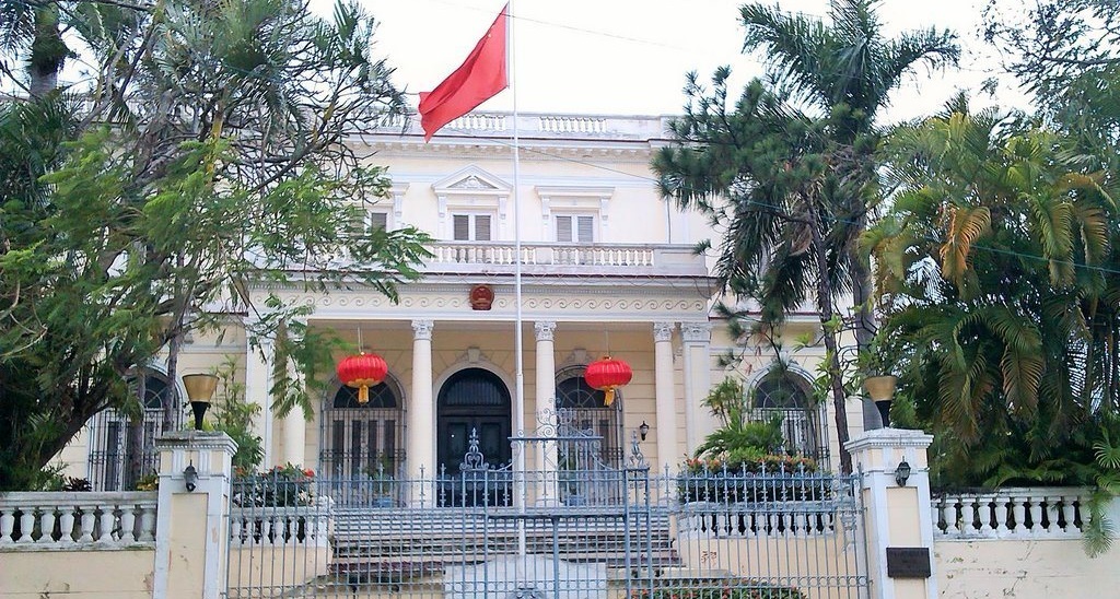 美國官員指出，中國在古巴運作情報部門多年。圖為中國駐古巴大使館。（ 網路圖片）
