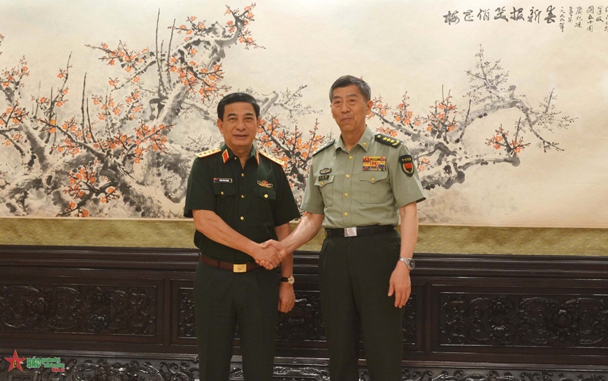 中國國防部長李尚福(右)27日與越南國防部長潘文江(左)舉行會談。(圖：越南人民軍隊報)