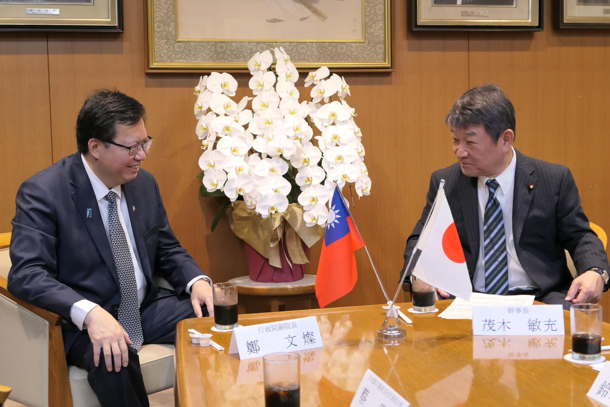 行政院副院長鄭文燦28日拜會日本自民黨幹事長茂木敏充。(圖：鄭文燦臉書)