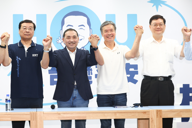 國民黨總統參選人侯友宜（左2）28日在板橋舉行記者會，公布競選辦公室最新人事，由前國安會祕書長金溥聰（右2）擔任執行長，國民黨立法院黨團總召曾銘宗（左）擔任組織召集人，前行政院副院長杜紫軍（右）任國政顧問團召集人。 (圖：中央社)