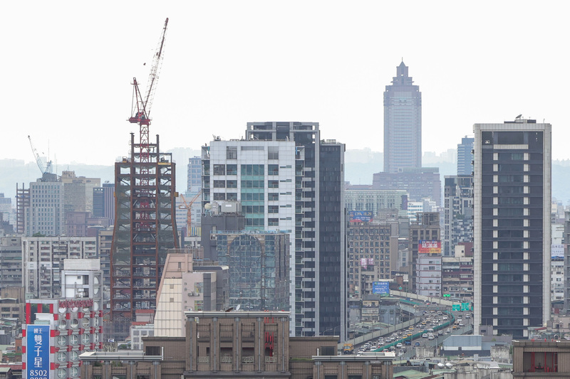 攸關私法人買受住宅許可制、限制預售屋換約轉讓的平均地權條例相關修法7月上路。(示意圖 /中央社)