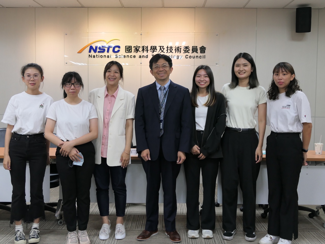 國立中山大學醫學科技研究所廖子嫻教授(左3)與國科會工程處李志鵬處長(左4)及研究團隊。(圖：國科會)