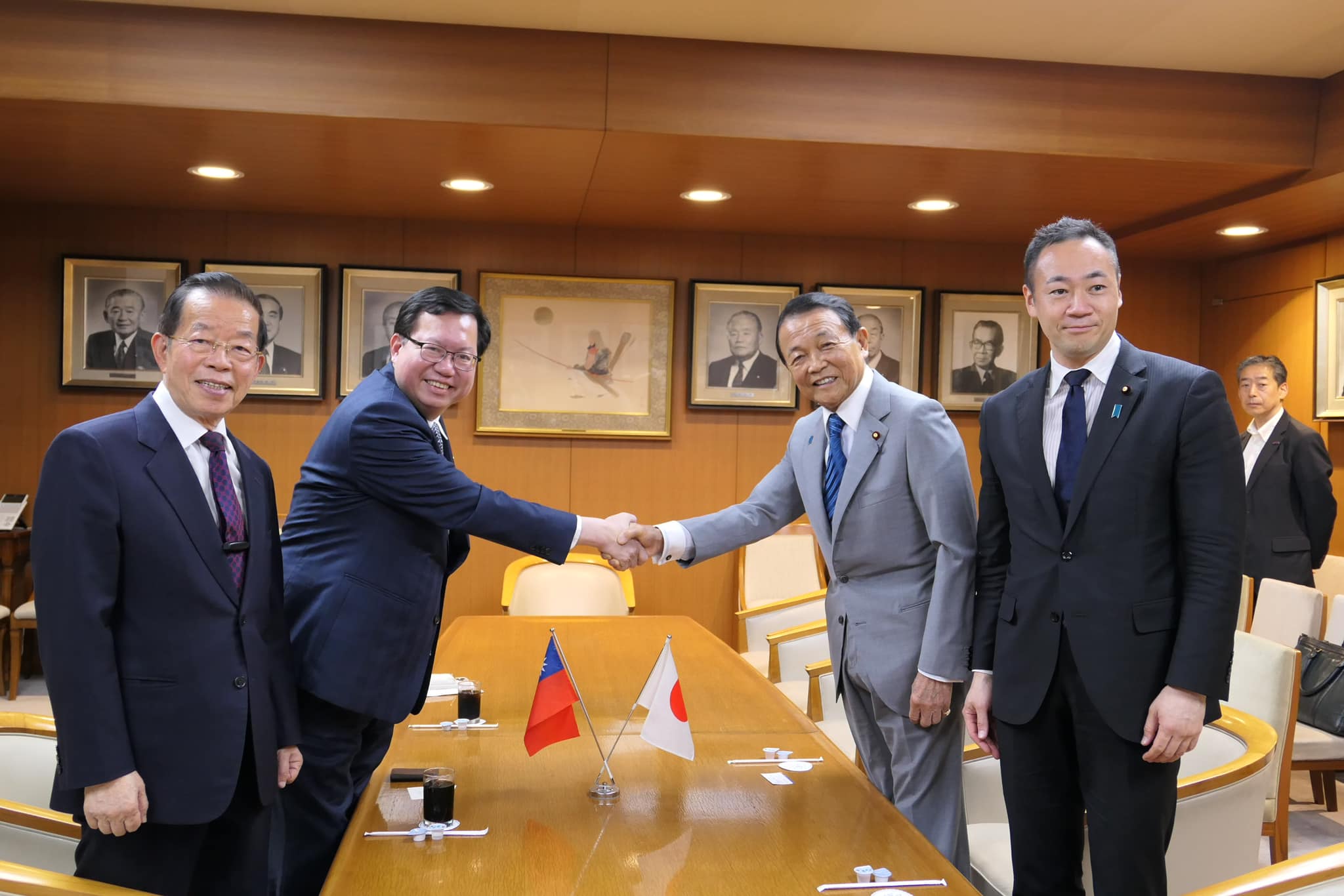 行政院副院長鄭文燦率領經濟產業交流訪問團赴日，並與駐日大使謝長廷一同拜會自民黨副總裁麻生太郎(右二)眾議員及政調會副會長鈴木馨祐(右一)。(圖:鄭文燦臉書)