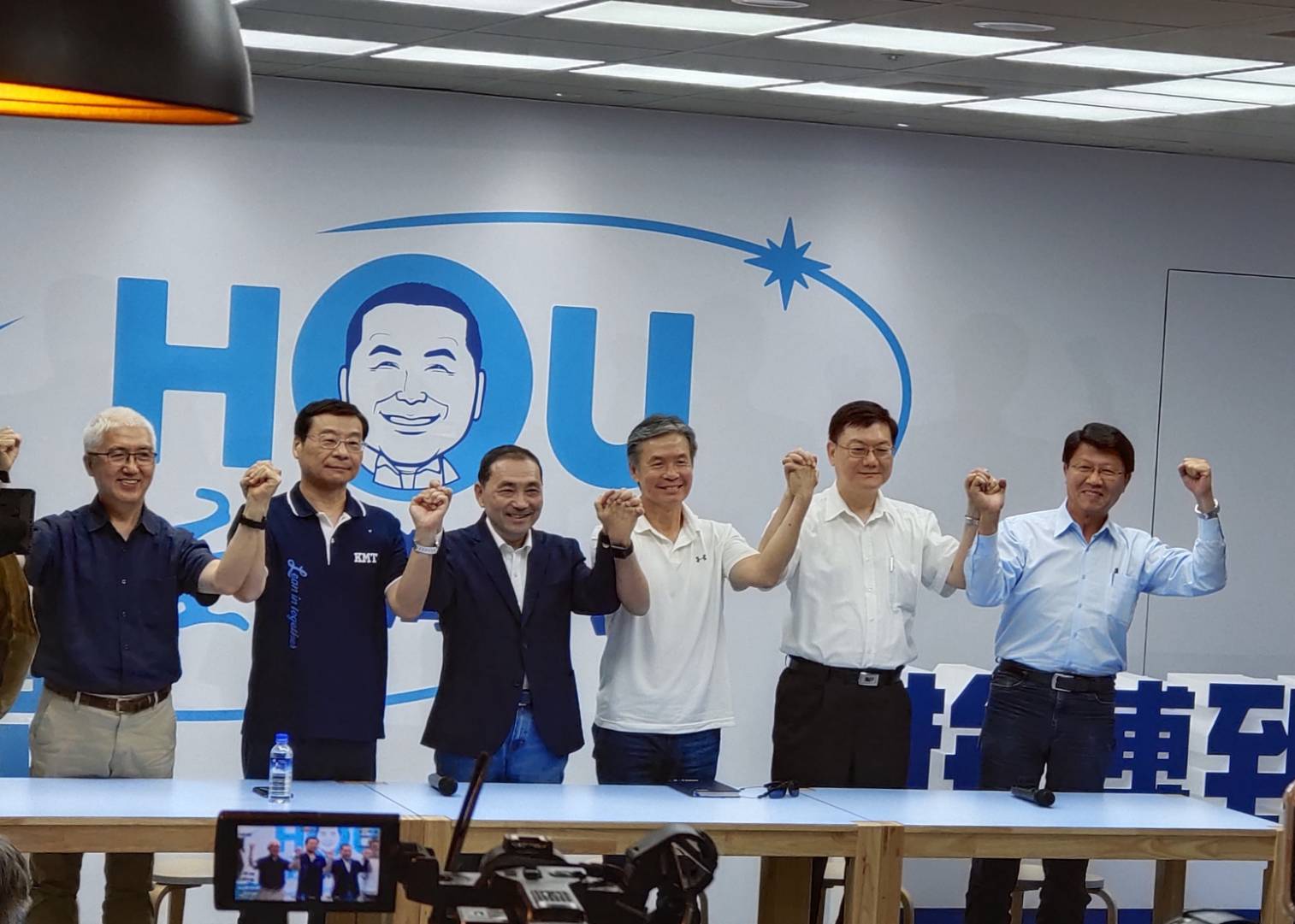 國民黨總統參選人、新北市長侯友宜競選團隊正式亮相，由前國安會秘書長金溥聰(右三)負責領軍，擔任競辦執行長。(王韋婷攝)