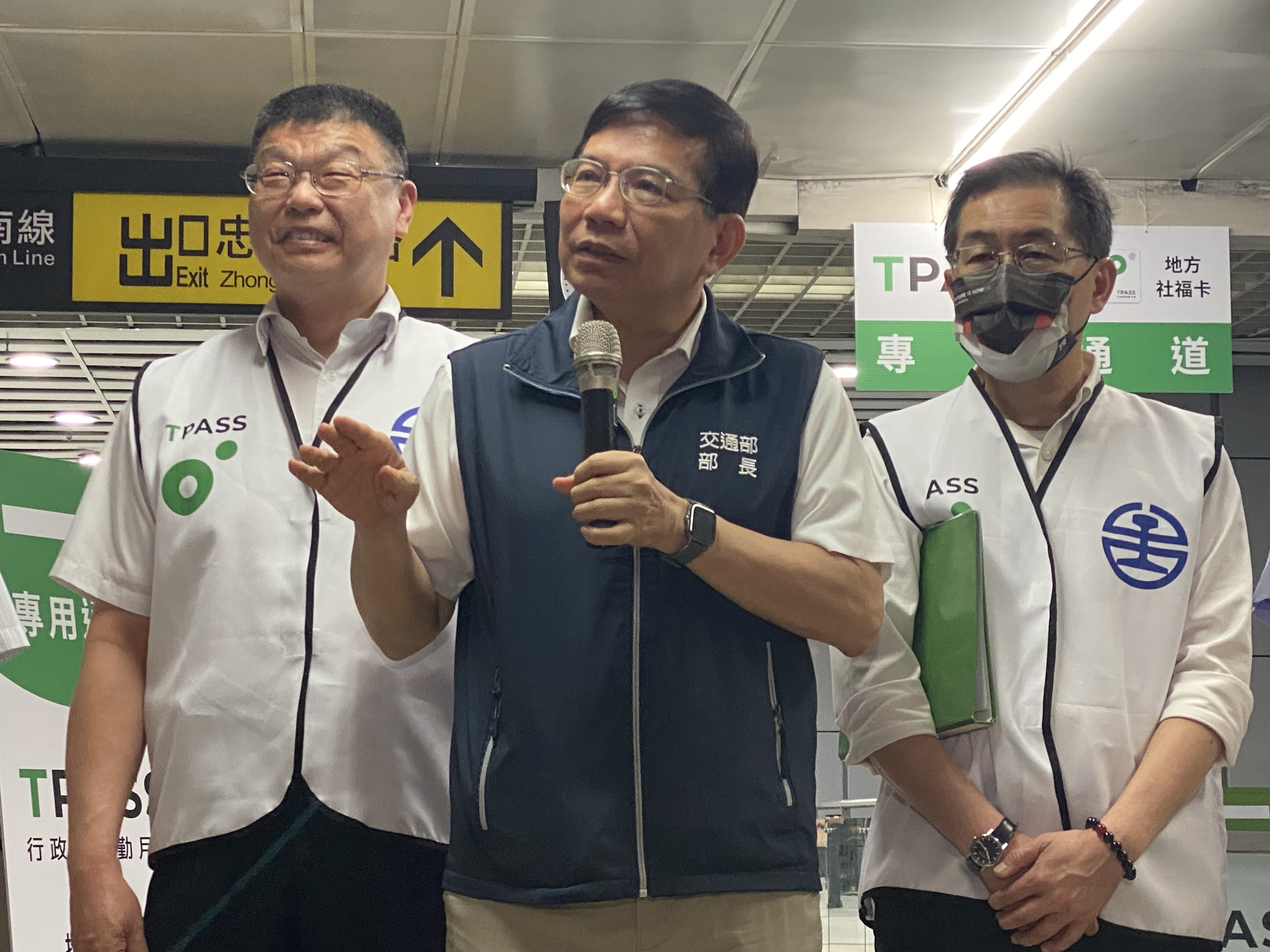 交通部長王國材(中)28日在台鐵局長杜微(左)及副局長馮昇輝(右)等人陪同下，視察台鐵TPASS行政院通勤月票情境模擬演練後，接受媒體聯訪。(吳琍君攝)