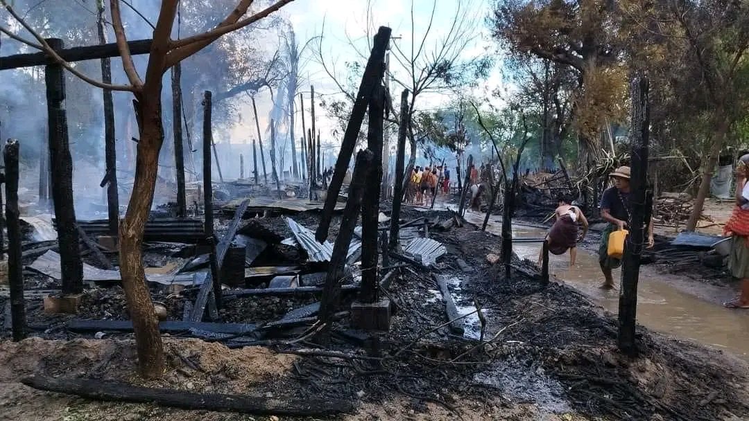 緬甸東南部今天(31日)發生一起炸彈爆炸事件，造成1人死亡與12人受傷。圖為緬甸軍方27日空襲一座村莊後大面積毀損狀況。(圖取自推特)