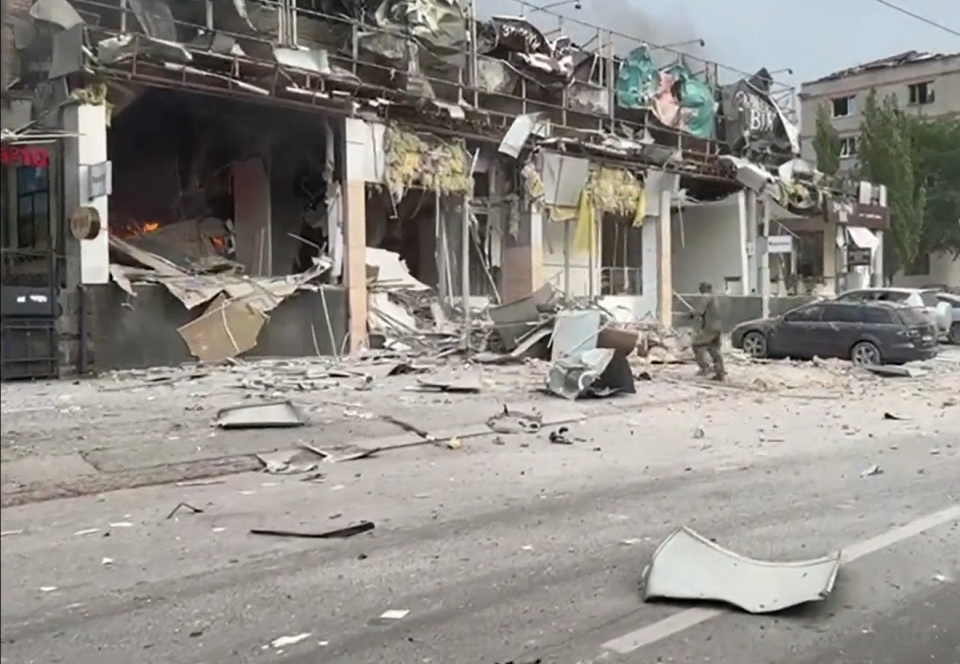 一枚俄羅斯飛彈28日擊中烏克蘭東部城市克拉莫托斯克(Kramatorsk)的餐廳，造成至少8人喪生、56人受傷。(圖擷自推特)