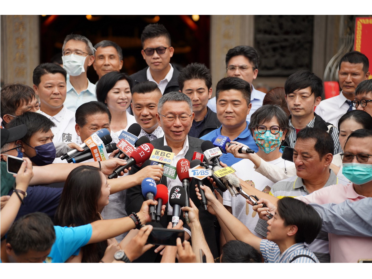 民眾黨總統參選人柯文哲28日參拜大甲鎮瀾宮時受訪表示，前國安會祕書長金溥聰有一定實力，相信有助國民黨總統參選人侯友宜選情 (民眾黨提供)