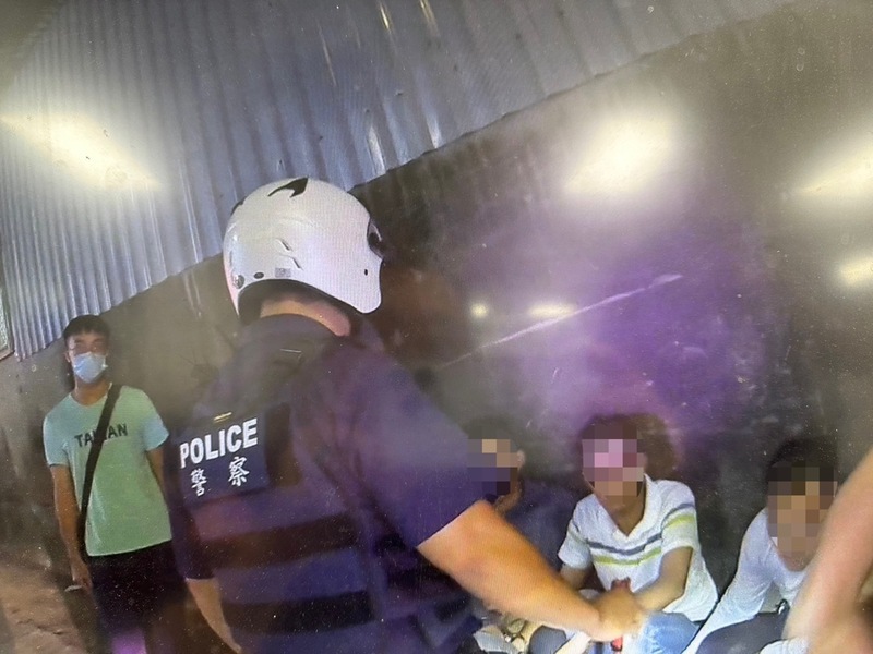 圖為台南市警局永康分局2023年6月28日查緝1輛滿載越南籍失聯移工的拒絕受檢廂型車，警方破窗控制逮捕7人送辦。（資料照片/ 台南市警局提供） (圖：中央社)