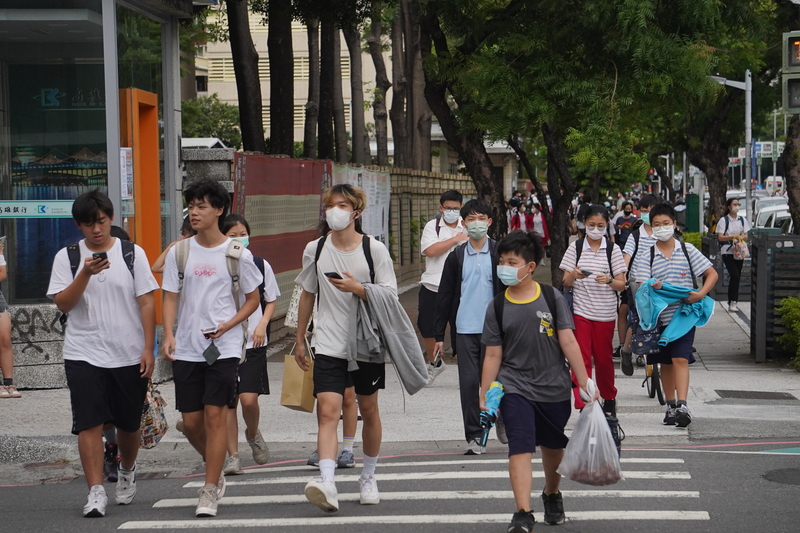 圖為高雄市一所高中學生放學。資料照。(圖：中央社)