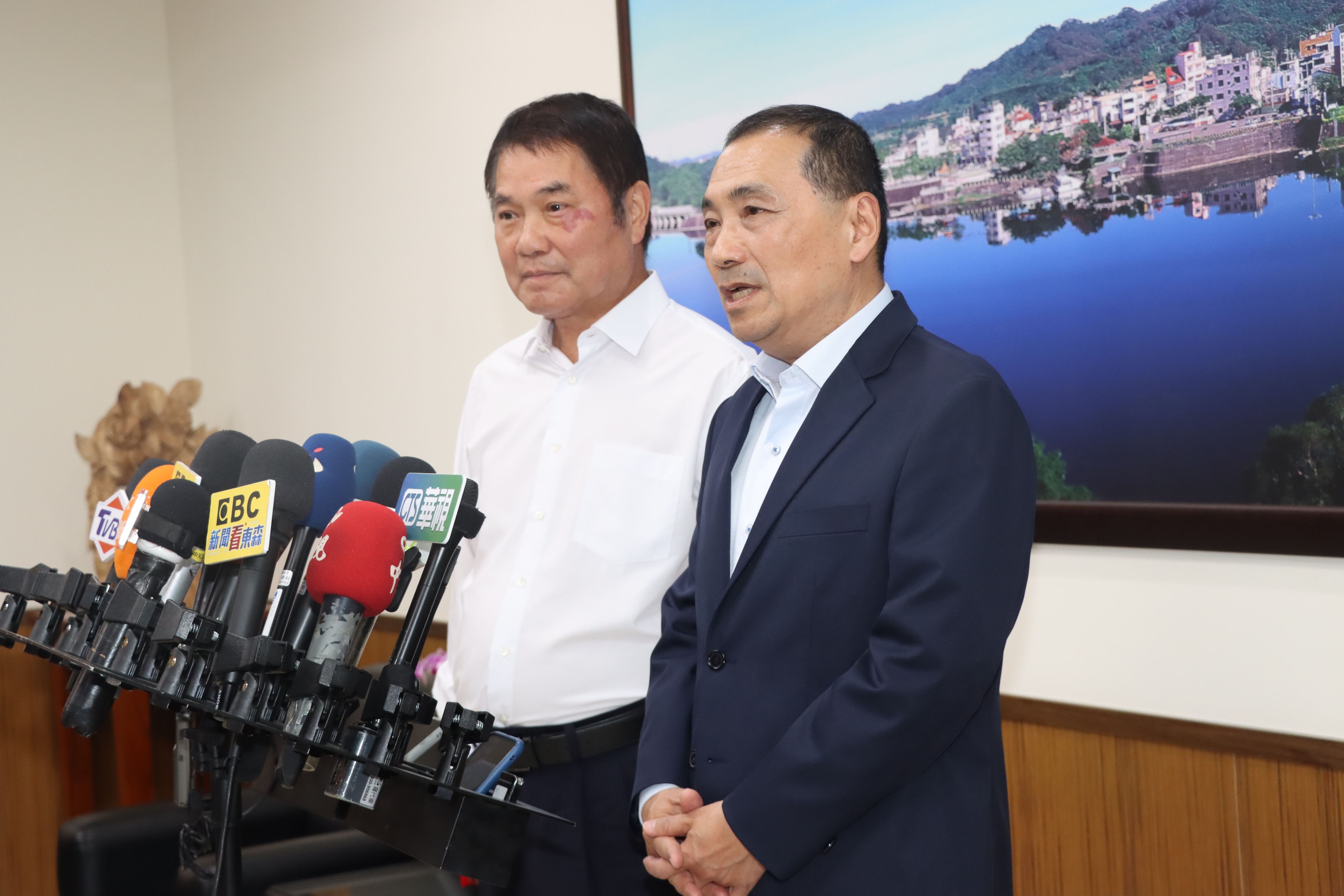 新北市長侯友宜(右)29日表示，孩童毛髮檢驗都是陰性，真相總算大白，但是他心情非常沉重。(圖:苗栗縣政府)