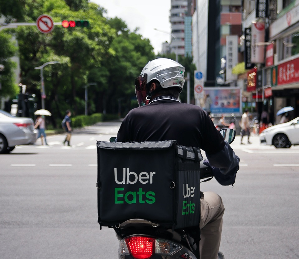 Uber Eats 6月30日起調降外送費，但會同步在訂單中酌收服務費。(圖：unsplash)