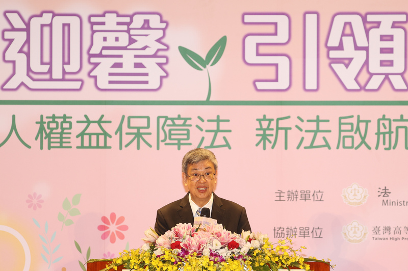 法務部30日舉辦「新法迎馨 引領馨生」犯罪被害人權益保障法新法啟航宣導活動，行政院長陳建仁（圖）出席致詞，並接受媒體訪問。  (圖：中央社)