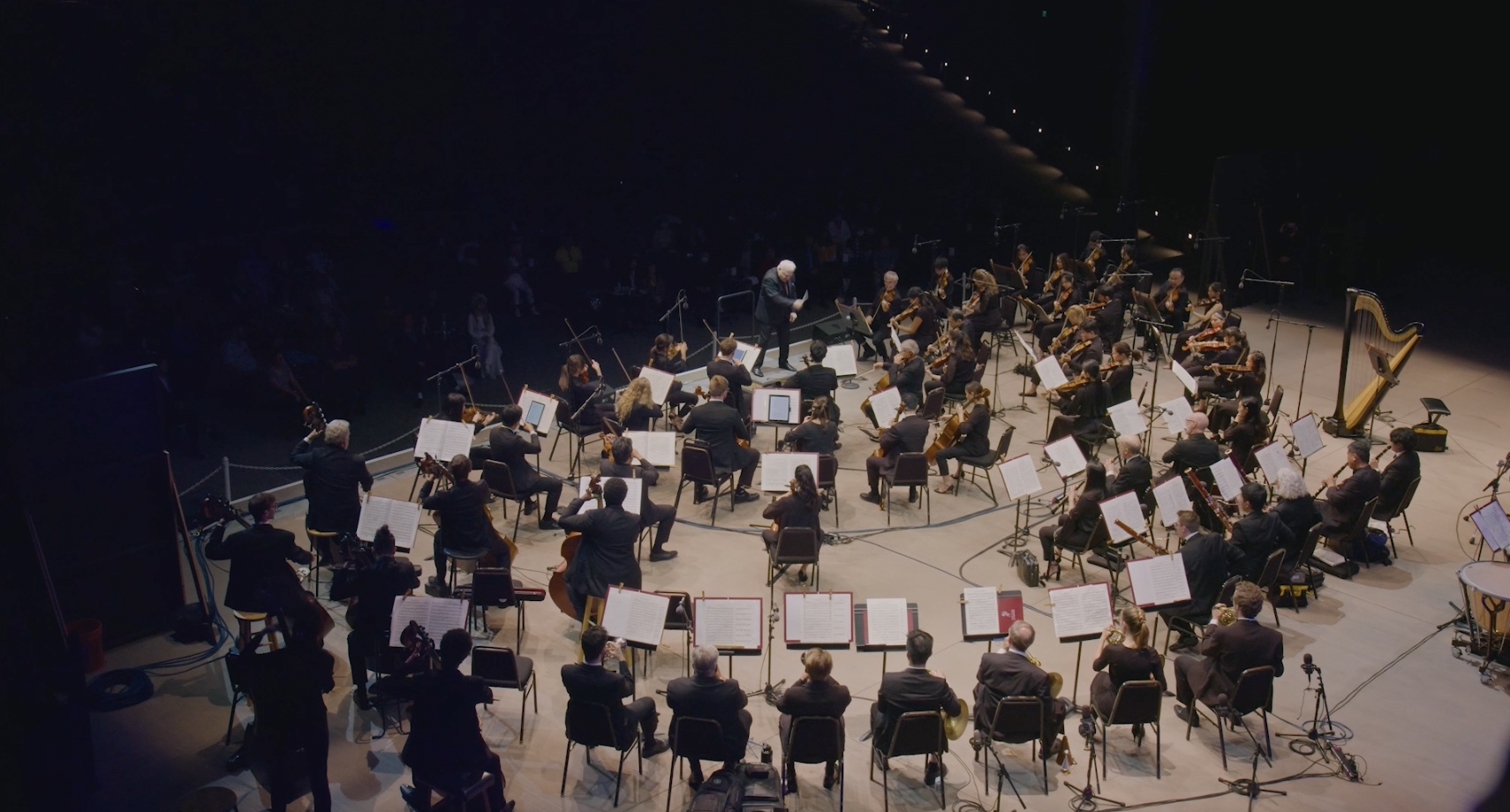 小提琴家林昭亮捲入波性騷風暴，原本擔任2023台北大師星秀音樂節藝術總監，主辦單位30日聲明。自本屆起改由改由指揮家史拉特金（Leonard Slatkin）擔任。圖為史拉特金於2021年舊金山台北大師新秀音樂節指揮演出。(台北大師新秀音樂節辦公室提供)