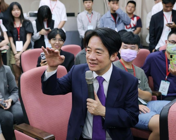 副總統賴清德30日在Instagram社群推出「借問賴答」第二波問答，並承諾若IG追蹤人數破20萬，他就獻唱一首歌曲。(圖：@william_chingte IG)