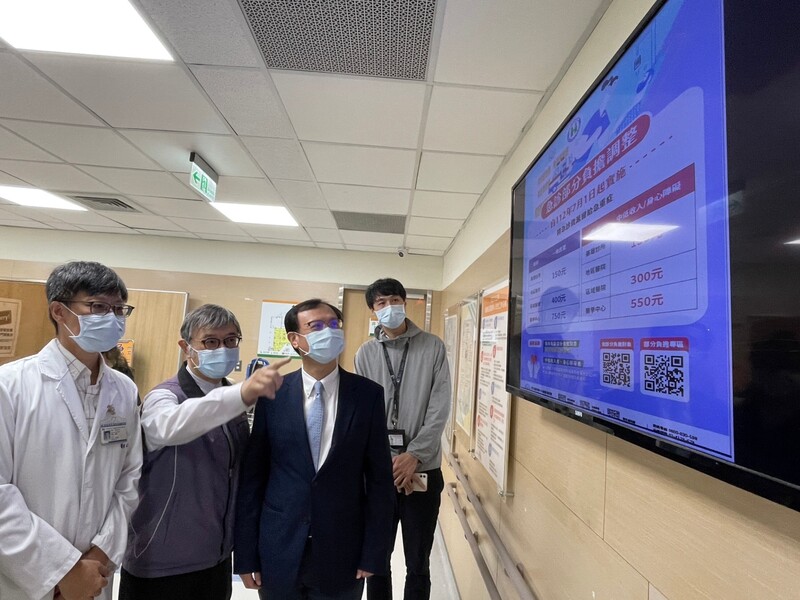 健保部分負擔調整新制1日生效，健保署長石崇良(左3)上午接連到區域醫院、醫學中心視察醫療院所宣導情況。(台北市立聯合醫院提供/圖：中央社)