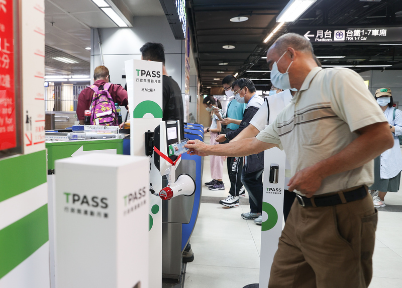 根據台鐵公告的規定，持TPASS搭台鐵，無法適用目前台鐵電子票證誤點賠償。(圖：中央社)