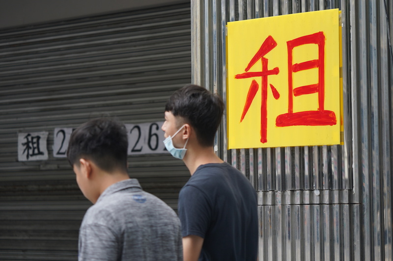 圖為業者在台北市中山區張貼房屋招租資訊。 (圖：中央社)
