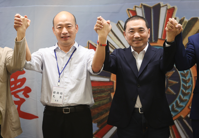 國民黨黃復興黨部成立67週年會慶暨動員大會1日在台北舉行，國民黨總統參選人侯友宜（右）、前高雄市長韓國瑜（左）攜手高喊口號，展現團結氣勢。 (圖：中央社)