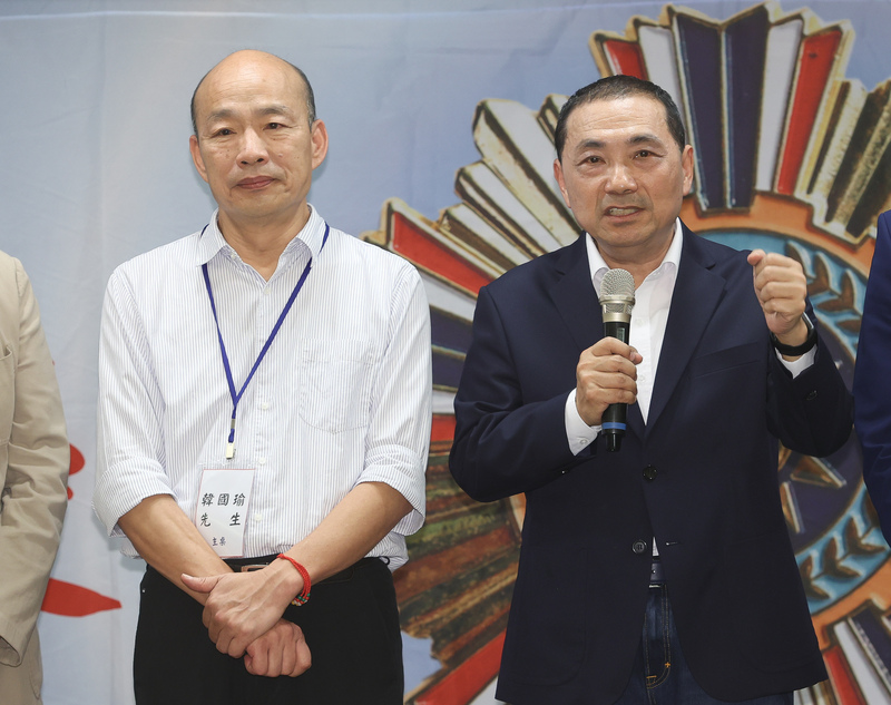 國民黨總統參選人侯友宜（右）1日在台北出席國民黨黃復興黨部成立67週年會慶暨動員大會，與前高雄市長韓國瑜（左）同台並致詞。 (圖：中央社)