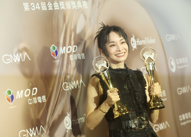 歌手鄭宜農在第34屆金曲獎一舉拿下兩項台語大獎最佳台語女歌手及最佳台語專輯，她致詞時表示，將持續鑽研台語這塊領域，可能會花很多時間，但不會停止，盼自己能努力成為一名長春的創作者。中央社記者張新偉攝  112年7月1日 (圖：中央社)