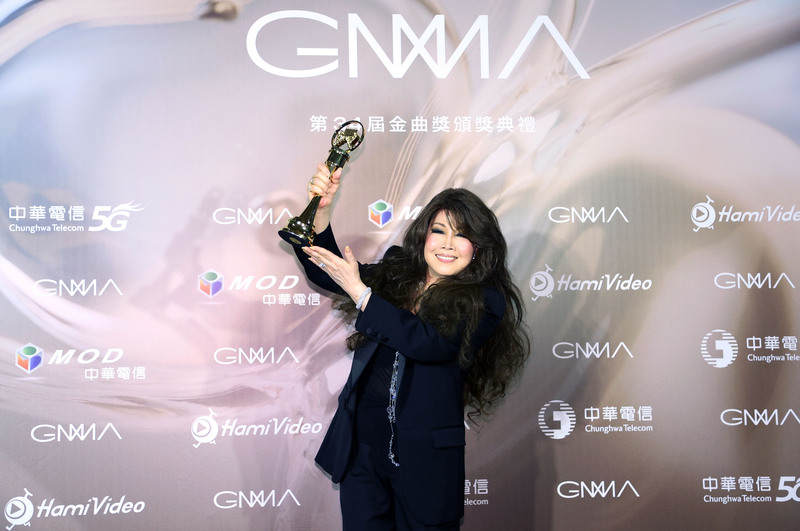 第34屆金曲獎特別貢獻獎得主之一為資深歌手歐陽菲菲，1日晚親自領獎，致詞表示自己將會一直唱下去。(圖：中央社)
