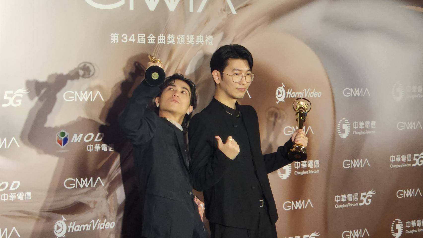 頒獎人艾怡良烏龍念錯得獎名單，幸好及時改正，讓嘟嘟與周已敦金曲「最佳單曲製作人獎」，失而復得。(江昭倫 攝)