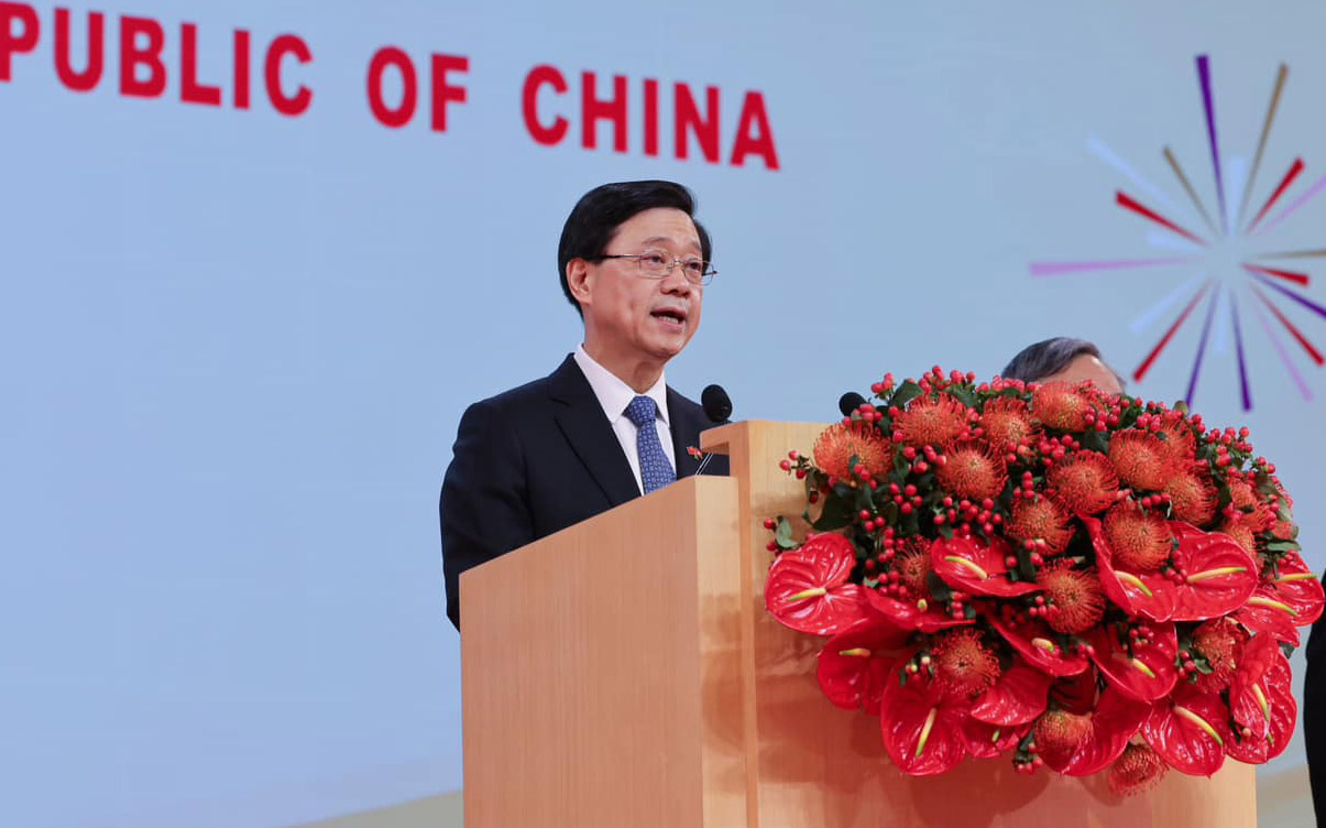 1日是香港主權移交26周年，特首李家超在慶祝酒會上致詞說，香港必須警惕內部「軟對抗的破壞力量」。(翻攝自李家超臉書)