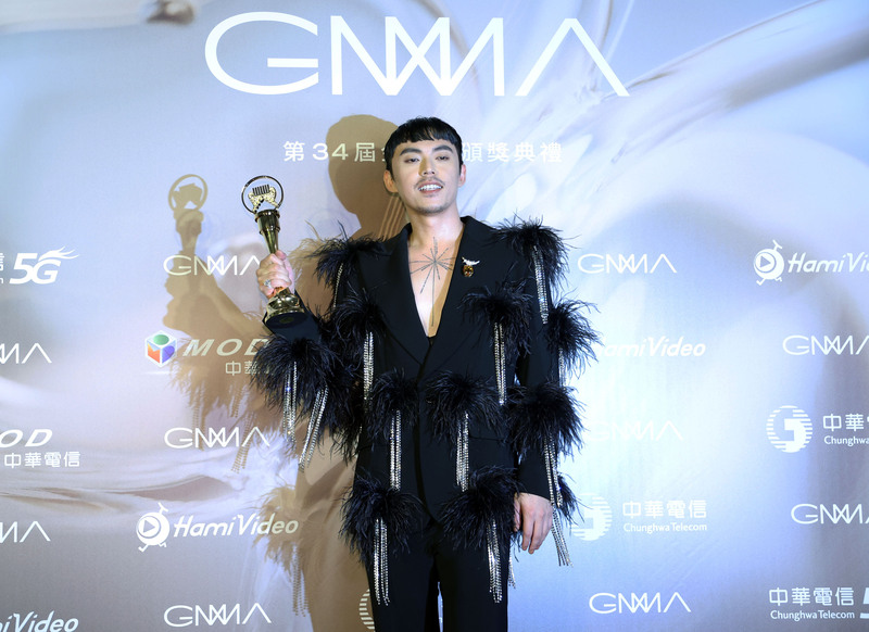 金曲獎睽違3年重回台北小巨蛋舉行頒獎典禮，1日晚間盛大登場，歌手HUSH以專輯「娛樂自己」拿下本屆最佳華語男歌手獎，開心成為新科歌王。(圖：中央社)