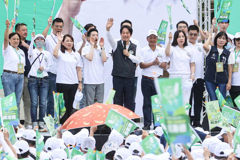 民進黨總統參選人賴清德（前排左5）2日上午在台北市大同區建成公園出席新動力信賴台灣後援會成立大會，與民進黨立委何志偉（前排左4）等一同為選情造勢。 (圖：中央社)