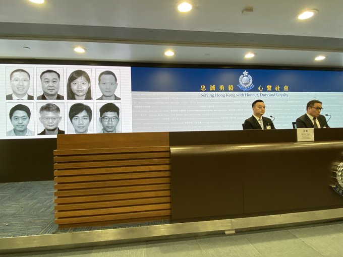 香港國安處3日召開記者會宣布，懸賞100萬港幣通緝8名民主派與反送中異議人士。(Twitter/@XinqiSu)