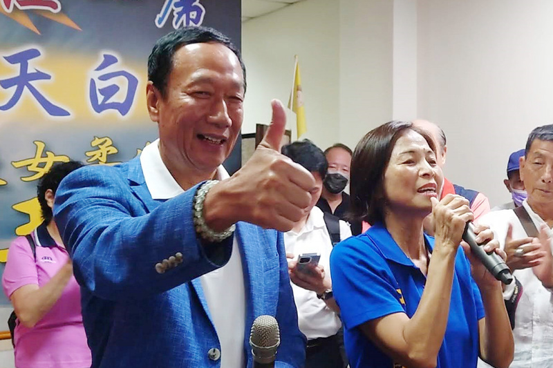 針對國民黨秘書長黃健庭透露與郭台銘談及不分區順位等，郭辦發出聲明表示，黃所述與事實不符。圖為鴻海創辦人郭台銘（前左）前往國民黨台南市議員王家貞(前右)服務處為王家貞打氣。 (圖：中央社)