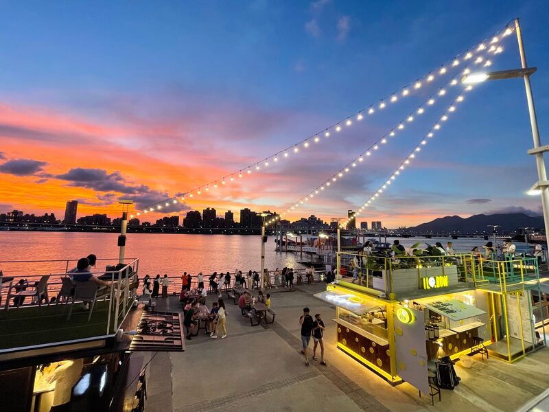 台北大稻埕碼頭夕陽美景令人著迷。 (圖：台北市觀傳局提供／中央社資料照片)