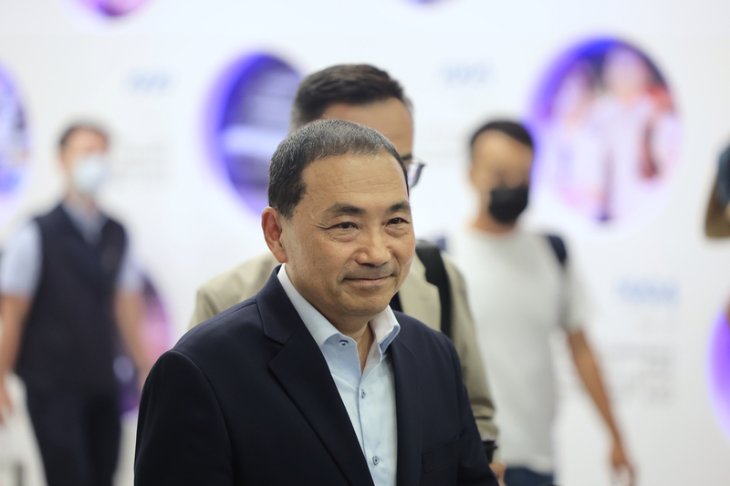 國民黨總統參選人侯友宜（前）3日下午在台北受訪表示，他接受合乎中華民國憲法的九二共識，反對一國兩制的九二共識，更堅決反對總統蔡英文污名化的九二共識。 (圖：中央社)