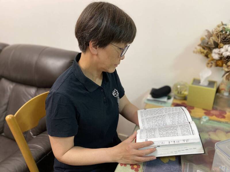 李盈姿因上月到維園悼念六四而被拘捕，七一她仍堅持與朋友沿著昔日的遊行路線再走一次，為的就是不想忘記這些香港人重要的日子。她說，這些年間信仰及聖經給予她更大的力量去面傷痛。（受訪者提供） (圖：中央社)