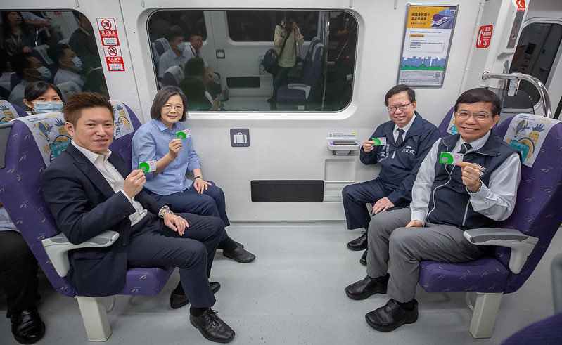 蔡英文總統視察北北基桃TPASS公共運輸通勤月票實施情形。(總統府提供)