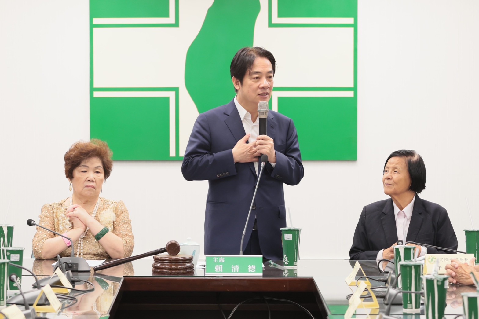民進黨總統參選人賴清德3日出席「同濟之友信賴台灣後援會」座談會時表示，從0到6歲國家養、高中職免學費，再到補助私立大學學費，這一系列政策彰顯「0到22歲政府都照顧」，盼能將台灣打造成公益的社會。(圖：民進黨提供)