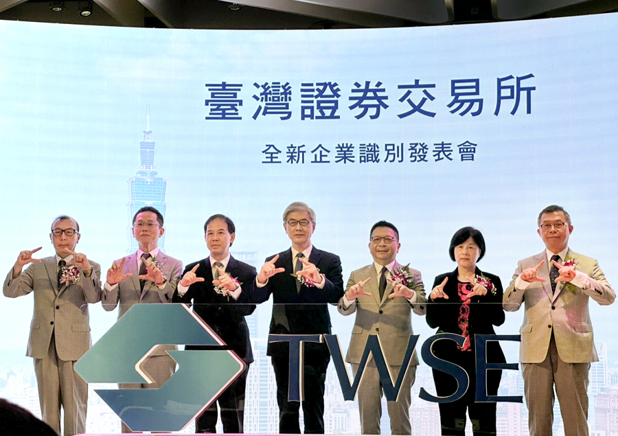台股開高破萬七大關，台灣證交所董事長林修銘(右三)指出，顯示投資人信心回籠程度是優於去年預期。(謝佳興 攝)