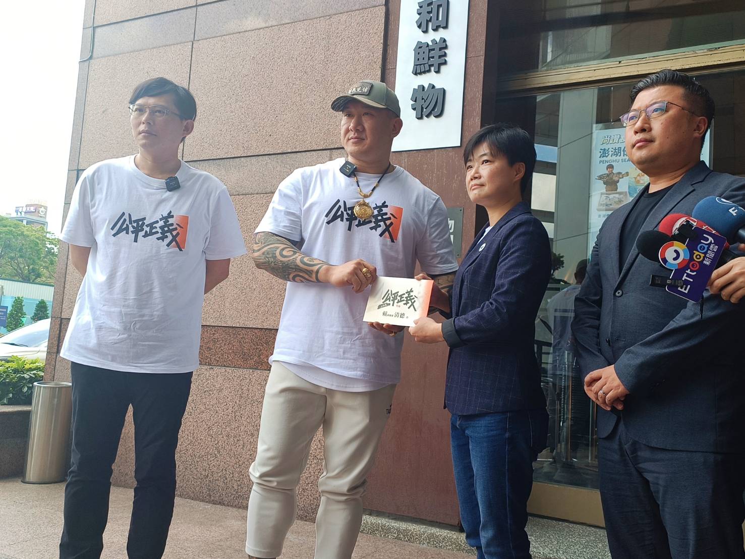 「館長」陳之漢與前立委黃國昌邀請民進黨主席暨總統參選人賴清德於7月16日上凱道，民進黨副秘書長楊懿珊代表黨主席接下邀請函（劉玉秋攝）