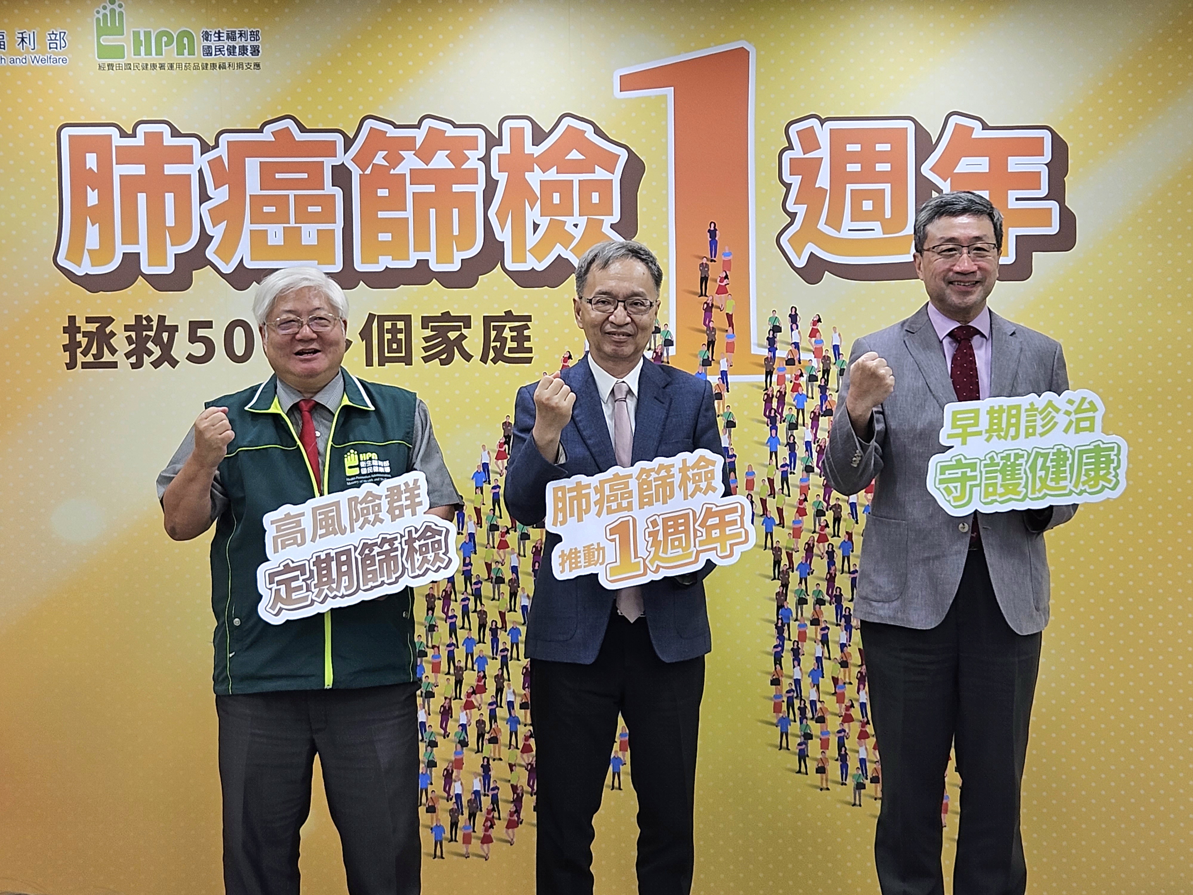 針對南台灣登革熱疫情，薛瑞元(中)3日出席活動前受訪時，呼籲全民配合防治工作。(劉品希 攝)