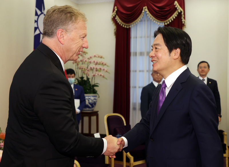 副總統賴清德（右）4日在總統府接見美國聯邦眾議院「共和黨研究委員會」（RSC）主席赫恩（Kevin Hern）（左）訪問團，賴副總統與赫恩握手致意，表達誠摯歡迎。 (圖：中央社)