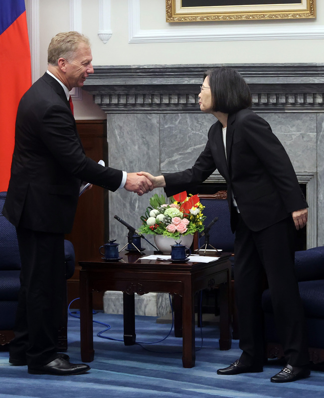 總統蔡英文（右）4日在總統府接見美國聯邦眾議院「共和黨研究委員會」（RSC）主席赫恩（KevinHern）（左）訪問團，蔡總統說，她要感謝赫恩邀請RSC成員來台訪問，增進台美交流。中央社記者鄭傑文攝  112年7月4日 (圖：中央社)