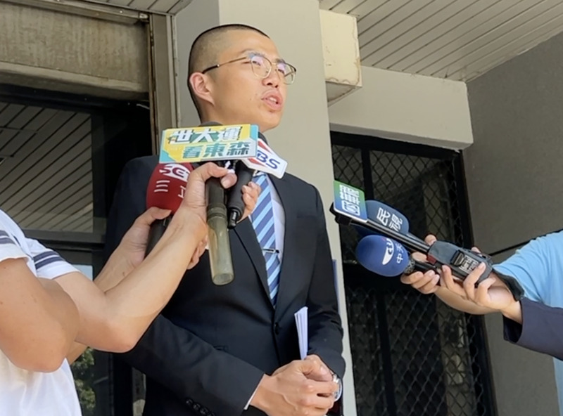 台中賴姓男高三生擁5億不動產，和夏男登記結婚後墜樓亡，檢方偵辦後，殺人罪部分夏男獲不起訴。賴男家屬委任律師許哲維（圖）日前提出3大理由聲請再議。(資料照片/ 中央社)