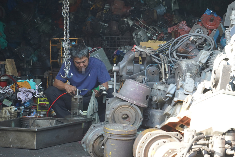 中華經濟研究院1日公布台灣製造業採購經理人指數(PMI)在9月中斷連續4個月的擴張轉為緊縮後，10月微幅回升0.8個百分點至50.0%。圖為高雄製造業者作業情形。資料照。(圖：中央社)