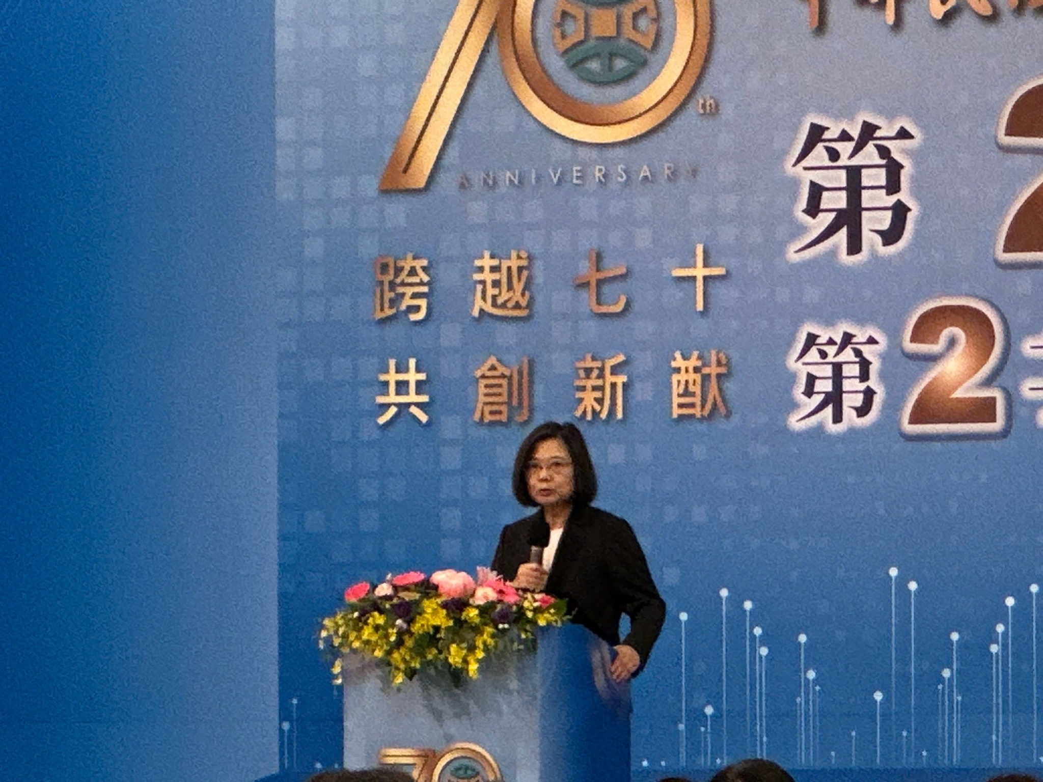 蔡英文總統指出，金融營業稅是否調降，可以進一步討論、評估。(謝佳興 攝)