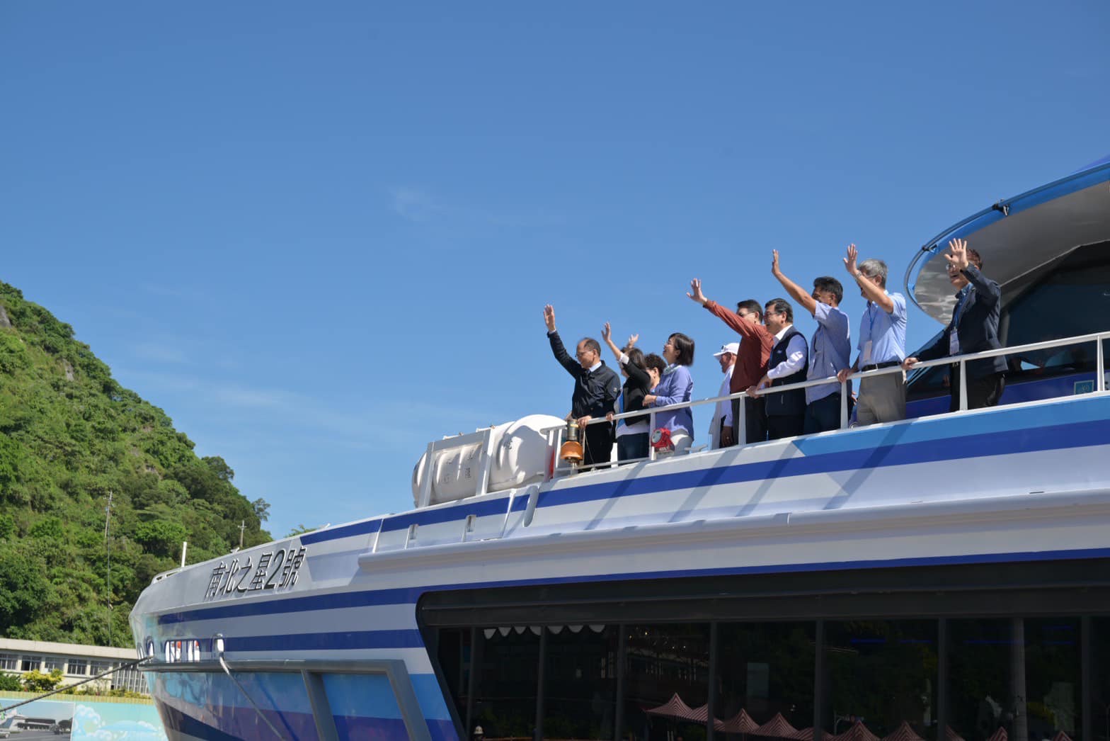 立法院長游錫堃4日率領近百名成員從宜蘭縣蘇澳鎮搭船出發，前往距離只有111公里的日本與那國島。 (圖:取自游錫堃臉書)