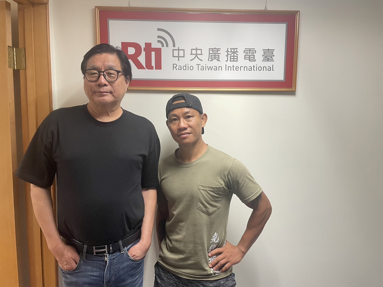 赴湯(右)接受主持人楊憲宏(左)訪問。