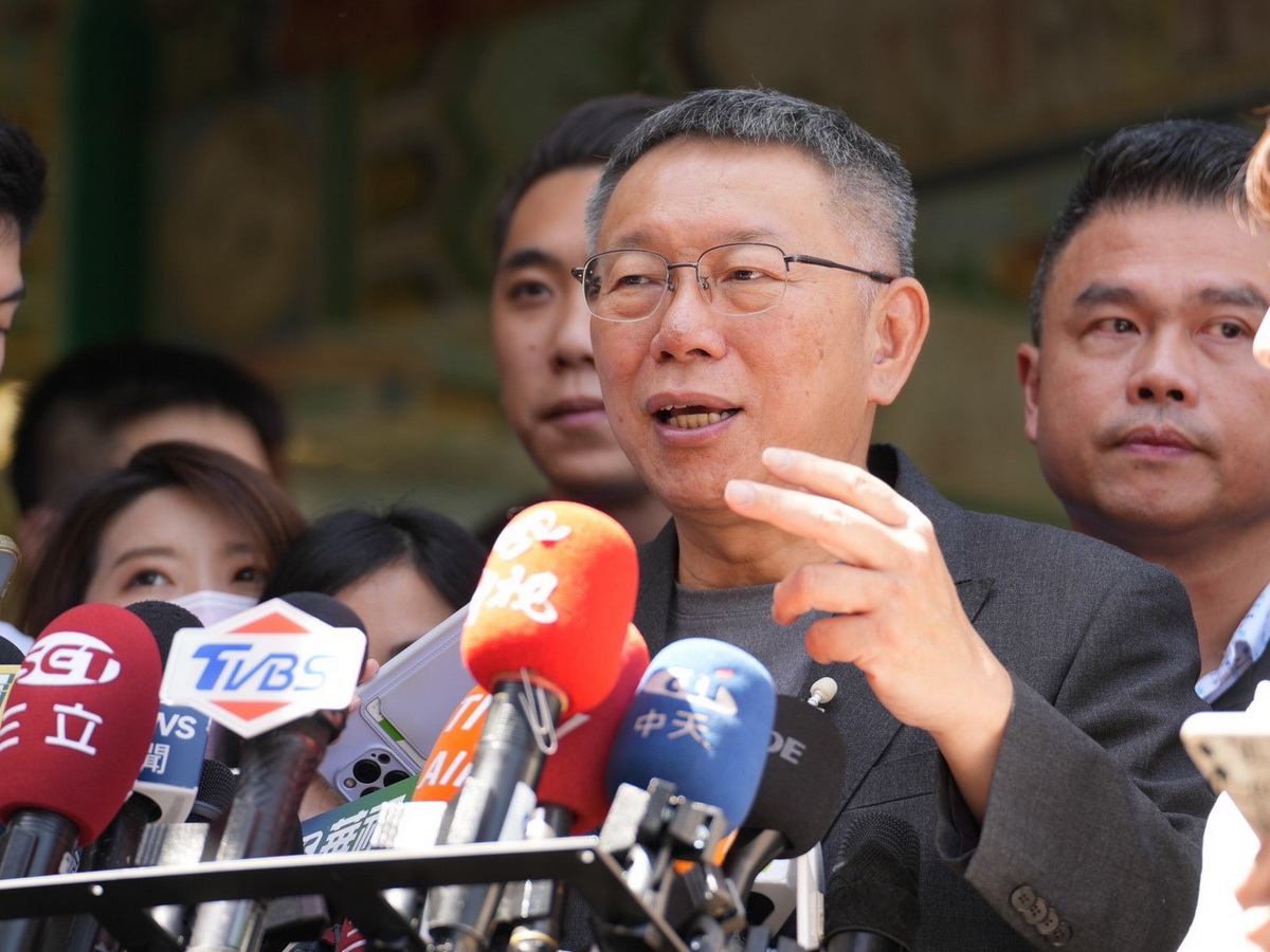 民眾黨總統參選人柯文哲5日在指南宮受訪表示，國防政策、兵役制度是國家戰略方向，不可以拿來測風向 (民眾黨提供)