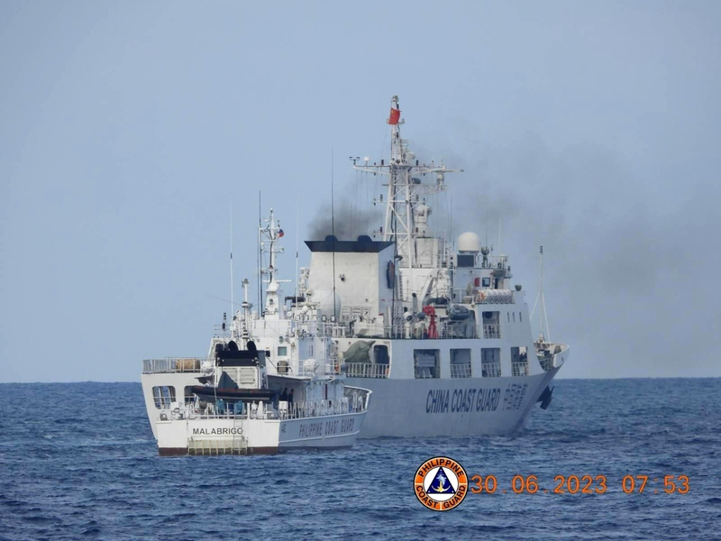 圖為菲國海軍日前赴南海仁愛暗沙運送補給時，遭中國海警船尾隨、騷擾和阻撓。雙方相互以廣播宣示主權時，中國海警船距菲方船隻不到100碼。（資料照片/ 菲律賓海巡隊提供） (圖：中央社)